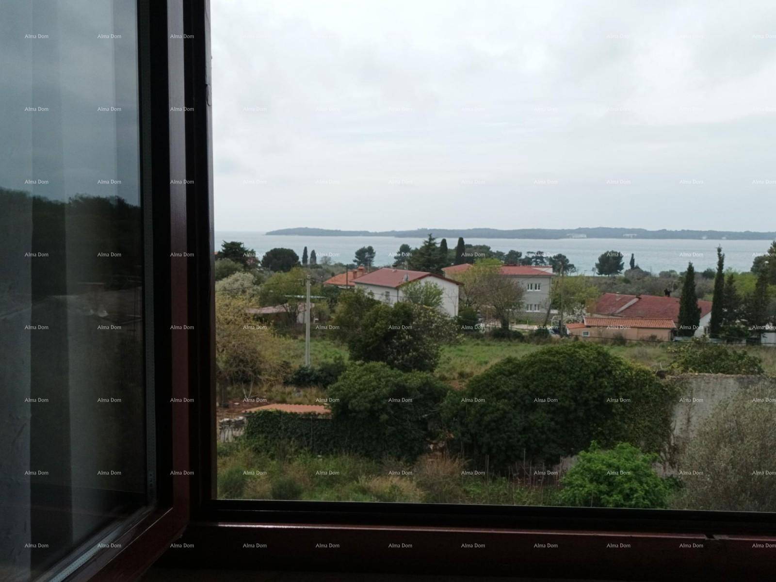 Weitblick aus dem Fenster über die Landschaft zum Meer und den Horizont.
