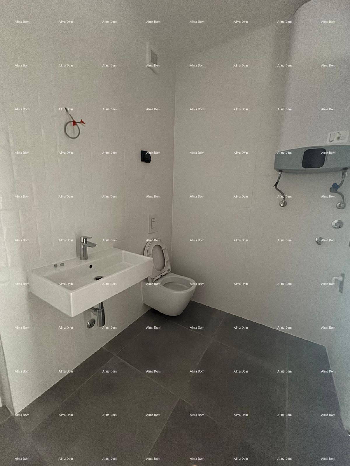 Modernes Badezimmer mit grauen Bodenfliesen, wandhängendem WC und Waschbecken.
