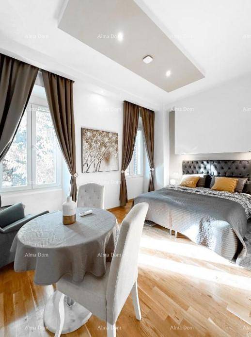 Helles Schlafzimmer mit großem Bett, Essbereich und zwei Fenstern für viel Tageslicht.