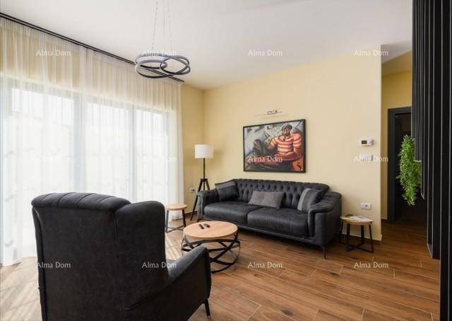 Helles Wohnzimmer mit bequemen Sofas, Holzboden und großen Fenstern für viel Tageslicht.