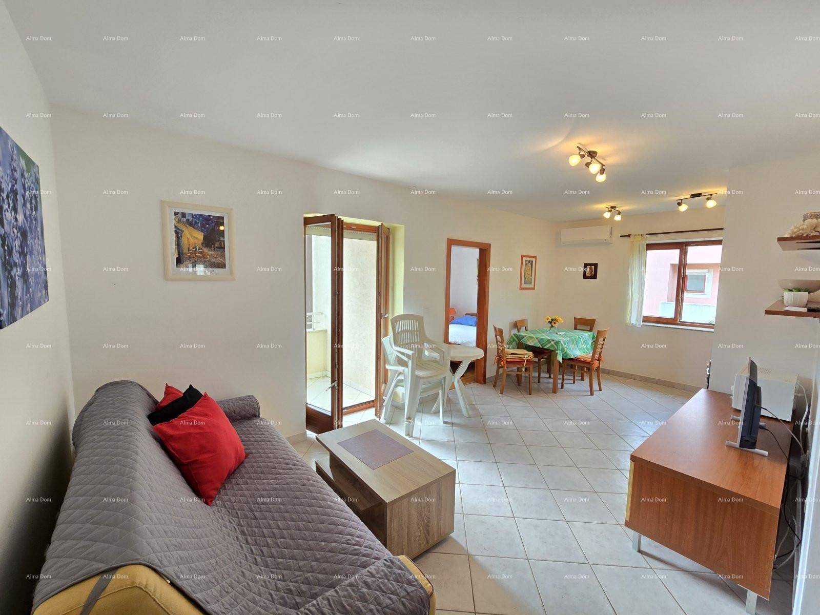 Heller Wohn-Essbereich mit Sofa, Esstisch, Fliesenboden und Zugang zum Balkon.