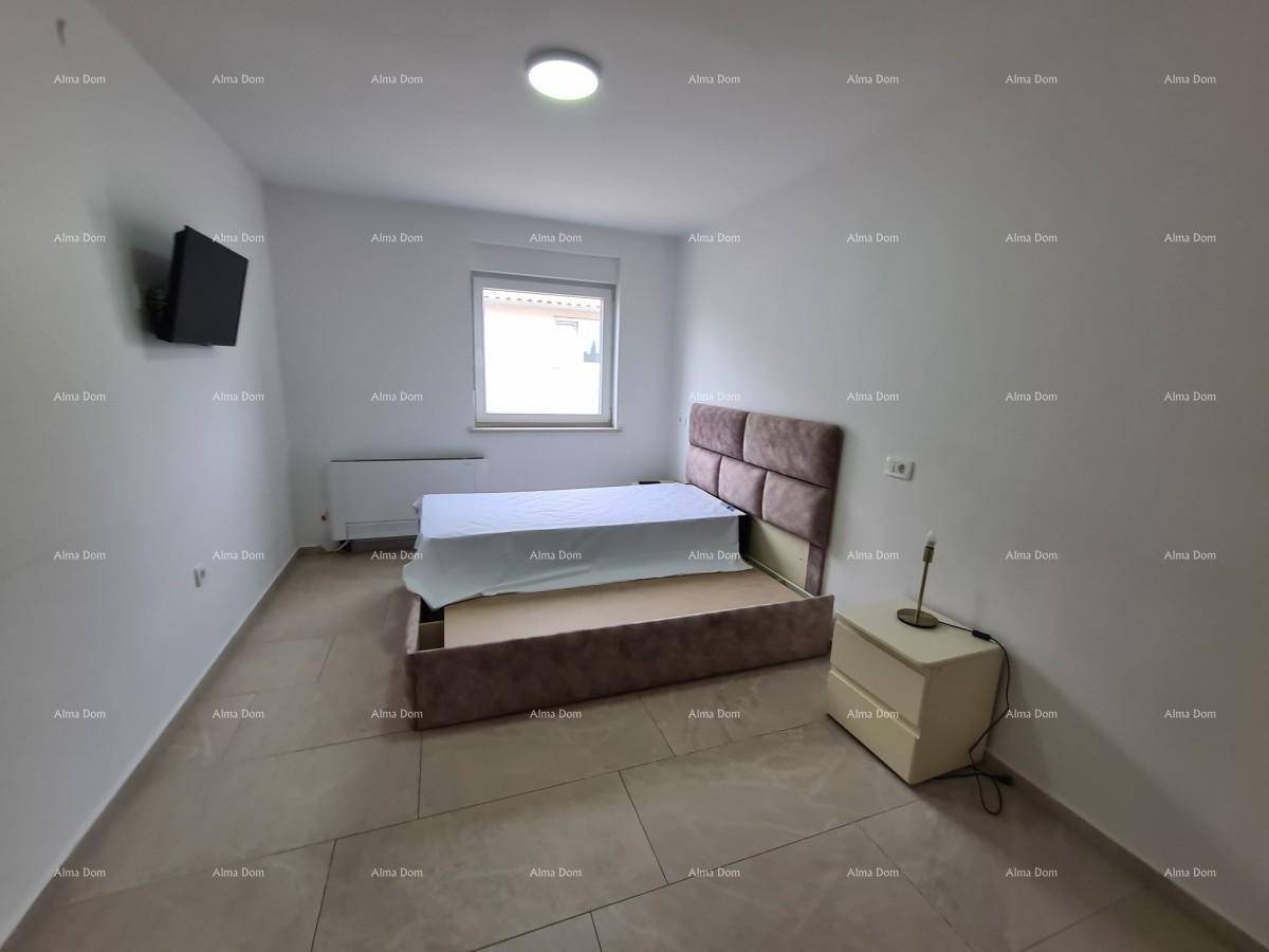 Helles Schlafzimmer mit Doppelbett, Nachttisch und großem Fenster.
