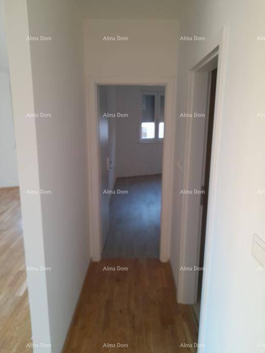 Heller Flur mit Holzboden, der zu weiteren Räumen der Wohnung führt.