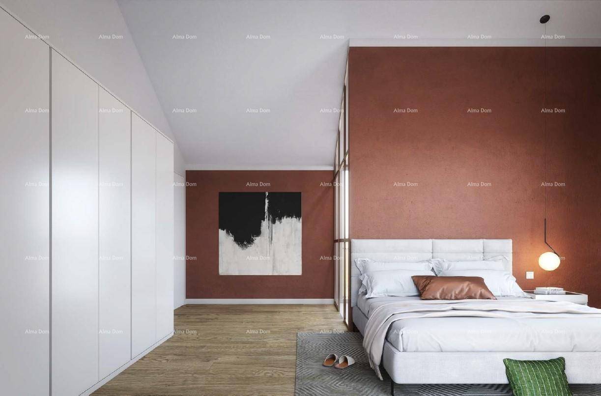 Elegantes Schlafzimmer mit terrakottafarbener Wand, großem Bett und integrierten weißen Schränken.