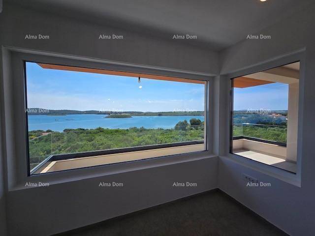 Eckbereich des Wohnzimmers mit Panoramafenstern, die einen atemberaubenden Blick auf das Meer bieten.