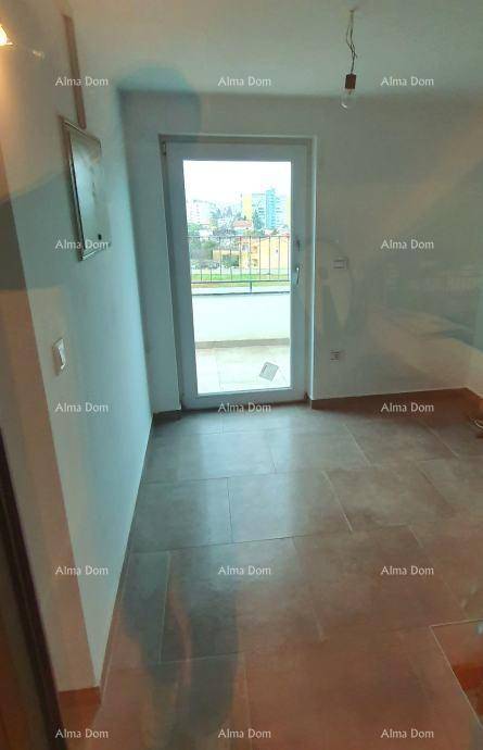 Heller Raum mit Fliesenboden und Zugang zu einem kleinen Balkon, unmöbliert und neutral.