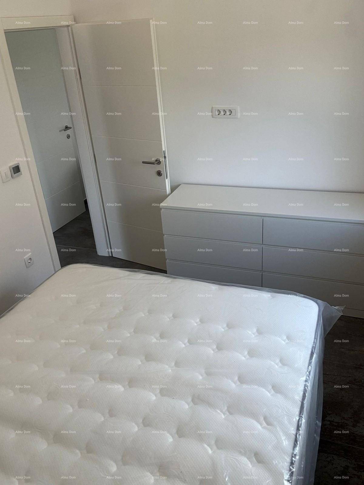 Schlafzimmer mit neuem Bett und weißer Kommode, bereit für die erste Nutzung.