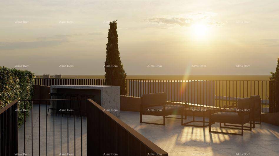 Geräumige Dachterrasse mit Lounge-Möbeln und Abendsonne, ideal zum Entspannen.