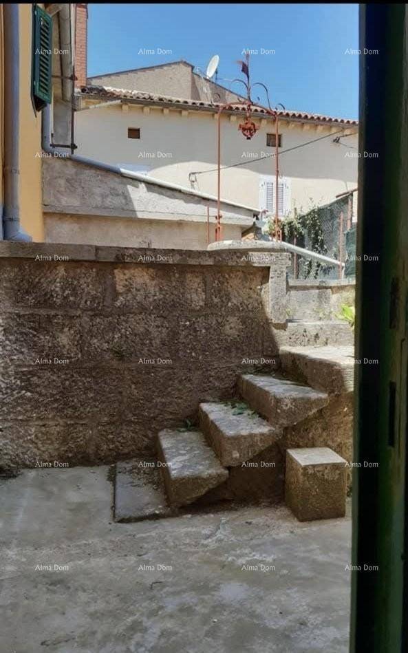Außenbereich mit Steintreppe und Mauerwerk, das zu einem oberen Bereich des Grundstücks führt.