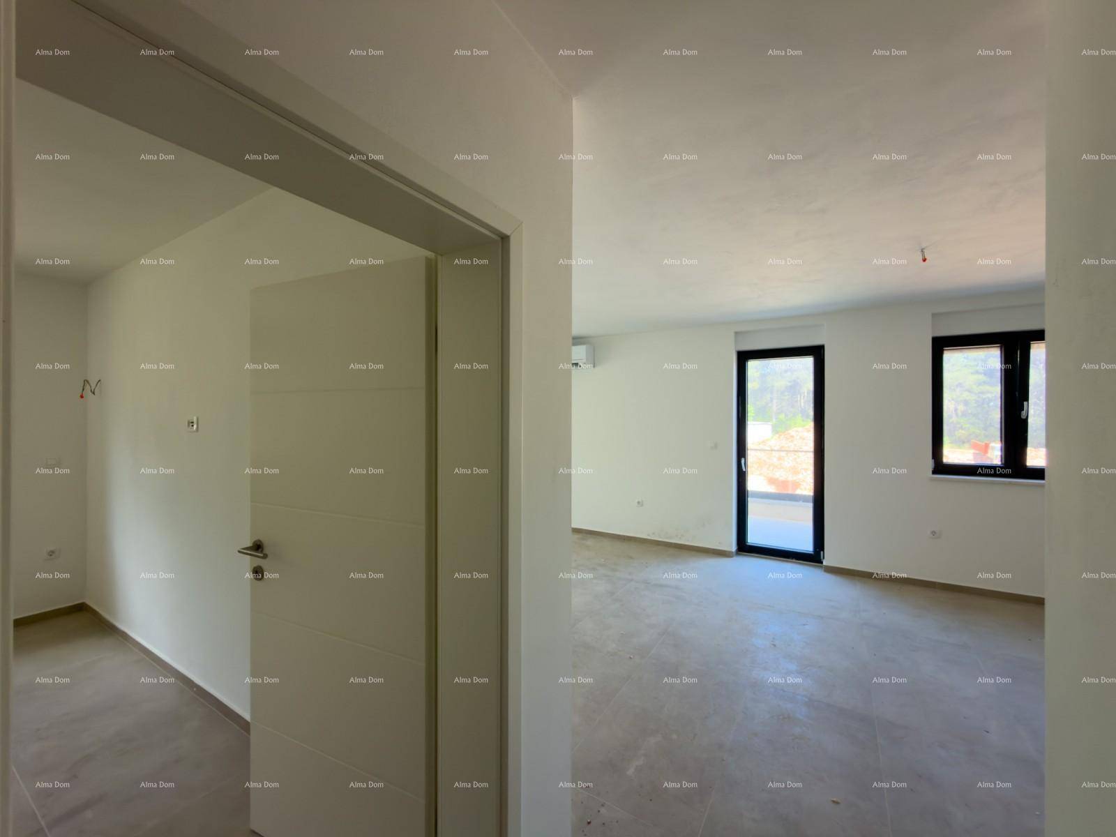 Heller Eingangsbereich mit Fliesenboden, der in einen offenen Wohnbereich mit Terrassenzugang führt.