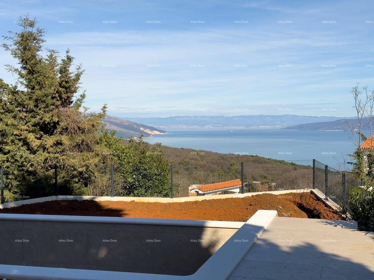 Panoramablick vom Poolbereich auf das weite Meer und die umliegenden Berge.