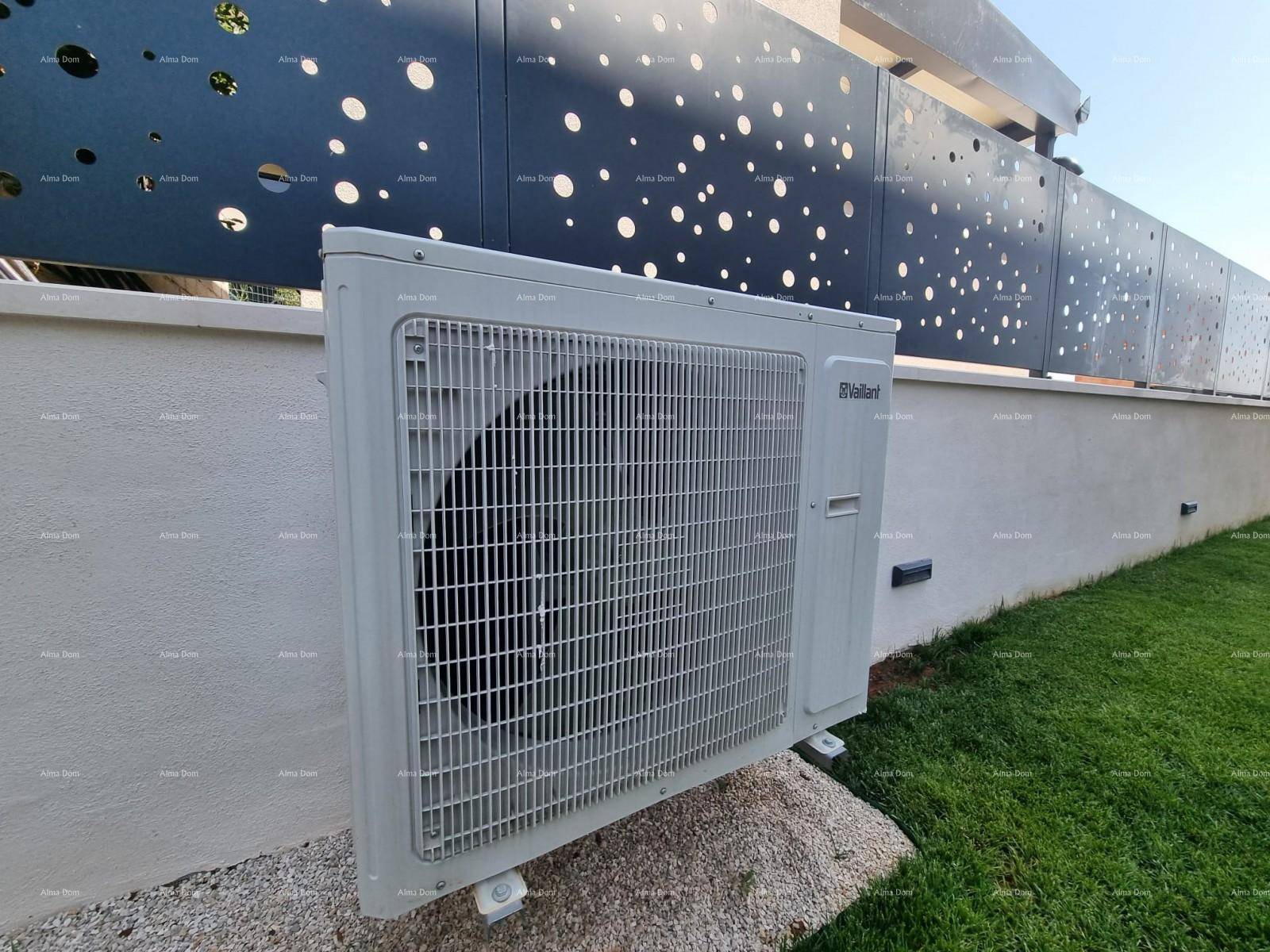 Außeneinheit einer Wärmepumpe oder Klimaanlage auf dem Rasen.