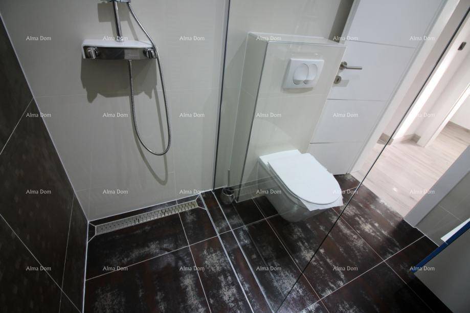 Modernes Badezimmer mit ebenerdiger Dusche und wandhängendem WC, dunkle Fliesen.