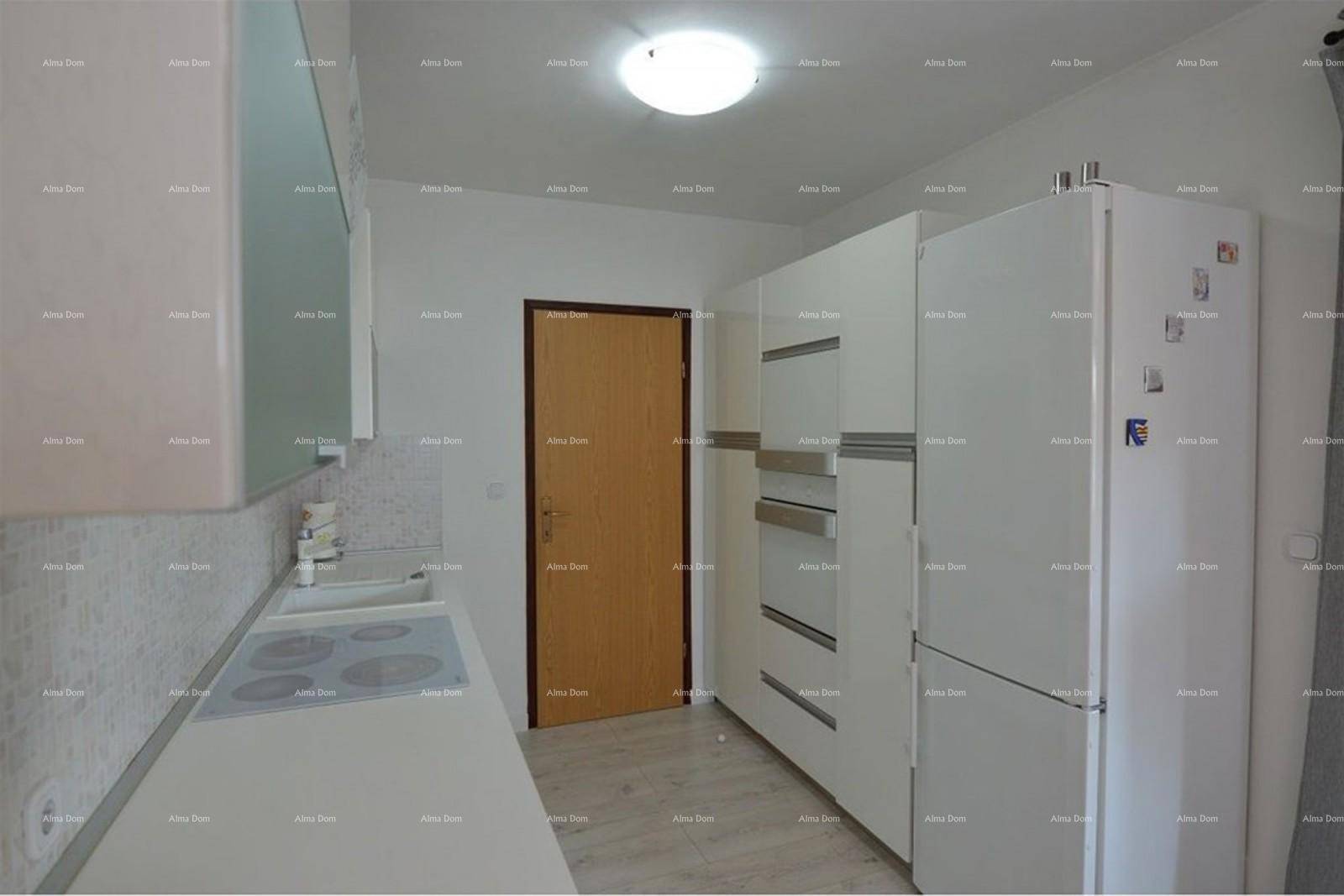 Moderne weiße Küche mit Einbaugeräten und Kühlschrank.