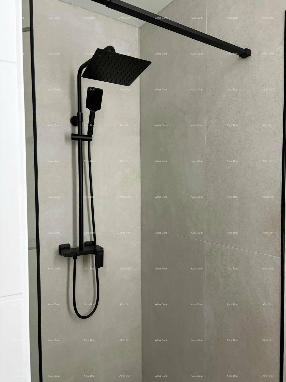 Moderne Dusche mit schwarzer Armatur und Regenduschkopf in einem hell gefliesten Bad.
