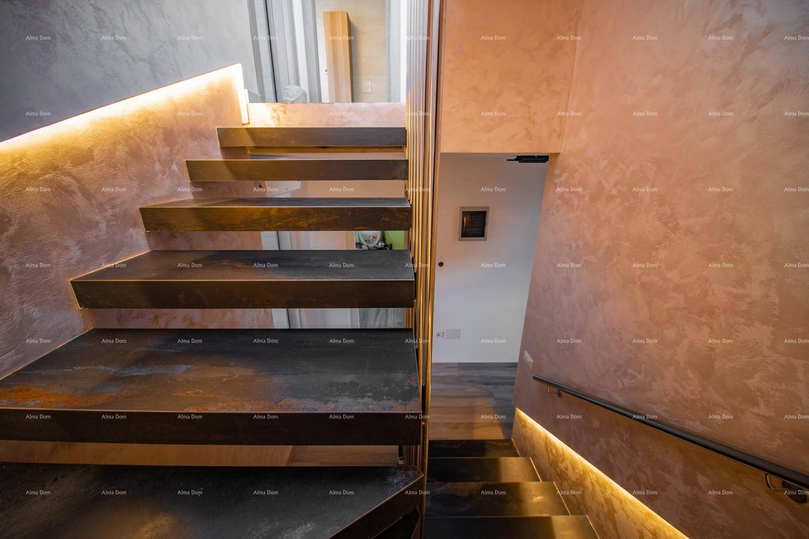 Moderne Treppe mit indirekter Beleuchtung und strukturierten Wänden.