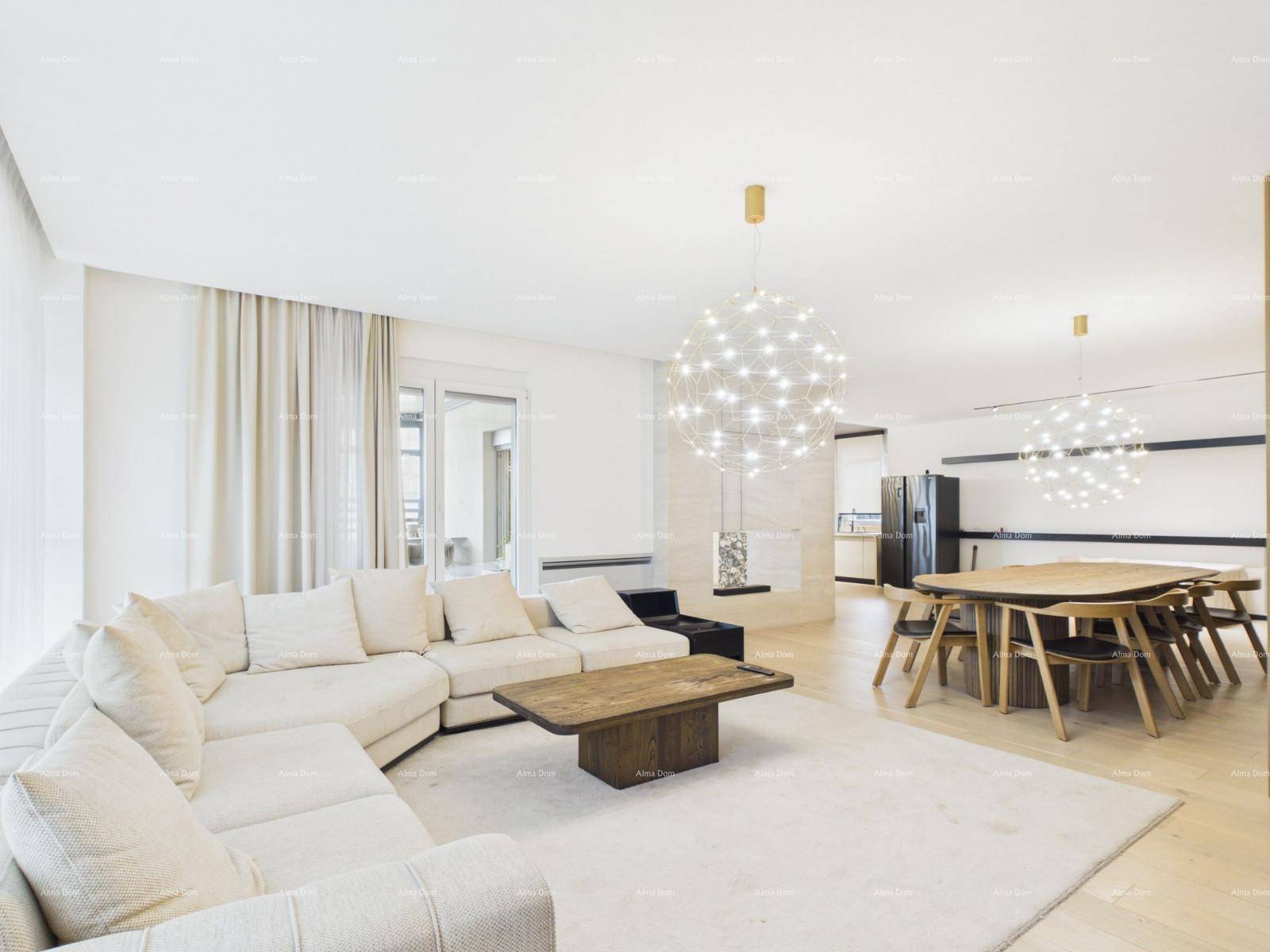 Großzügiger Wohnbereich mit L-förmigem Sofa, Holztisch und Essbereich, lichtdurchflutet.