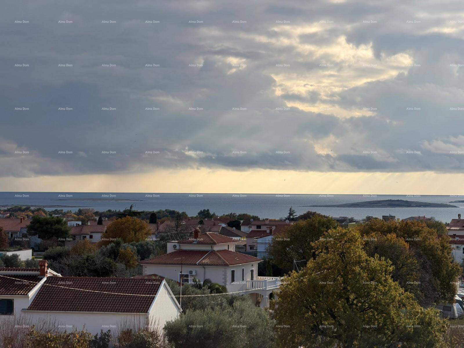 Panoramablick auf das Meer mit einer Insel, umgeben von Häusern und herbstlichen Bäumen.