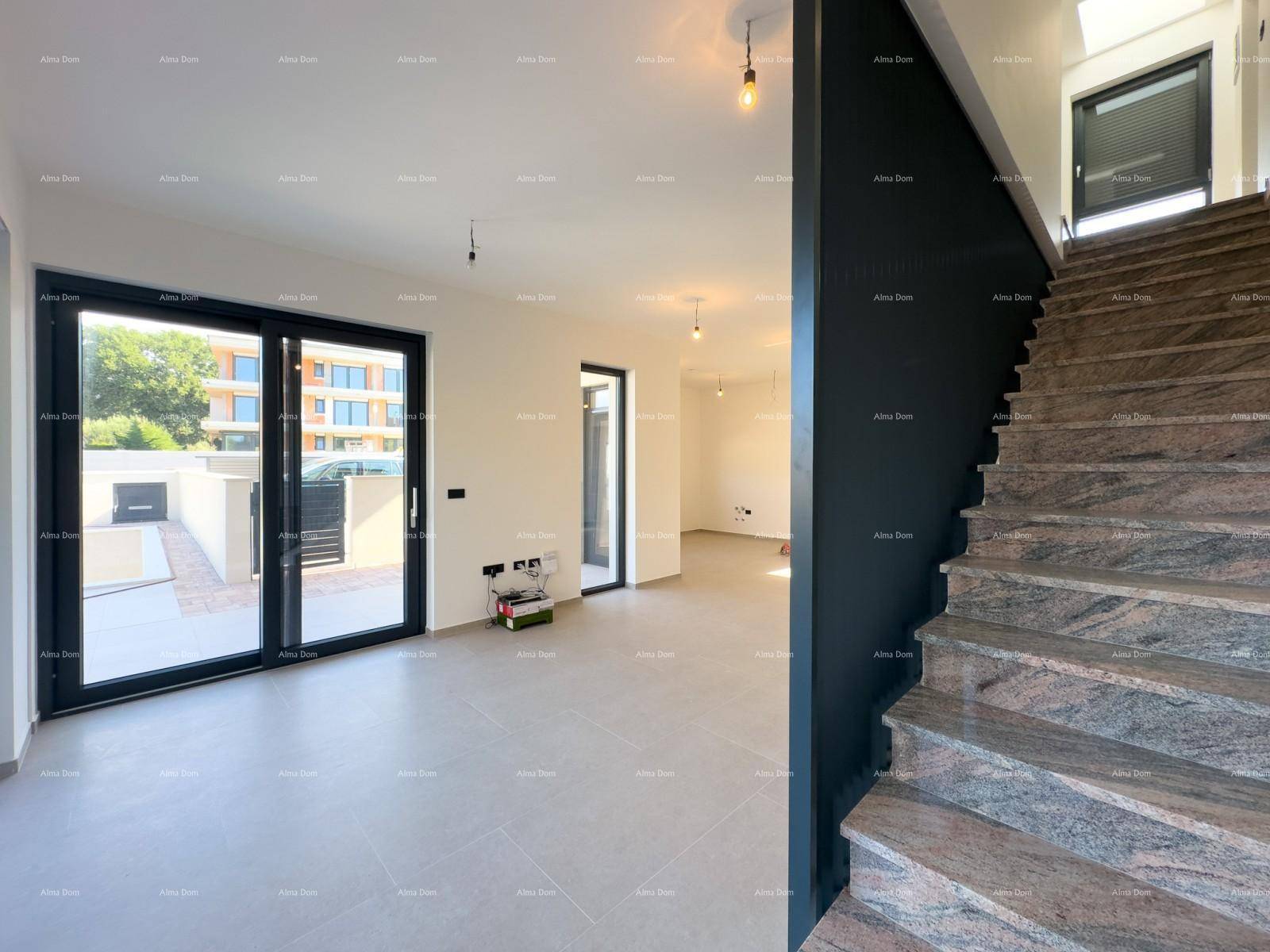 Moderne Treppe mit Granitstufen führt in den oberen Bereich des Hauses.