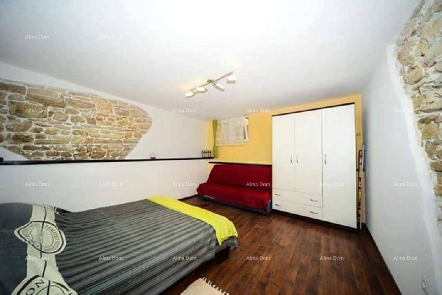 Geräumiges Schlafzimmer mit Doppelbett, Kleiderschrank und einer zusätzlichen Schlafcouch.