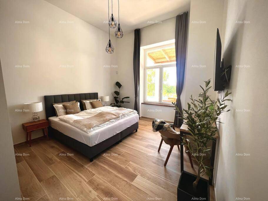 Modernes Schlafzimmer mit Doppelbett, Holzboden und Blick nach draußen.