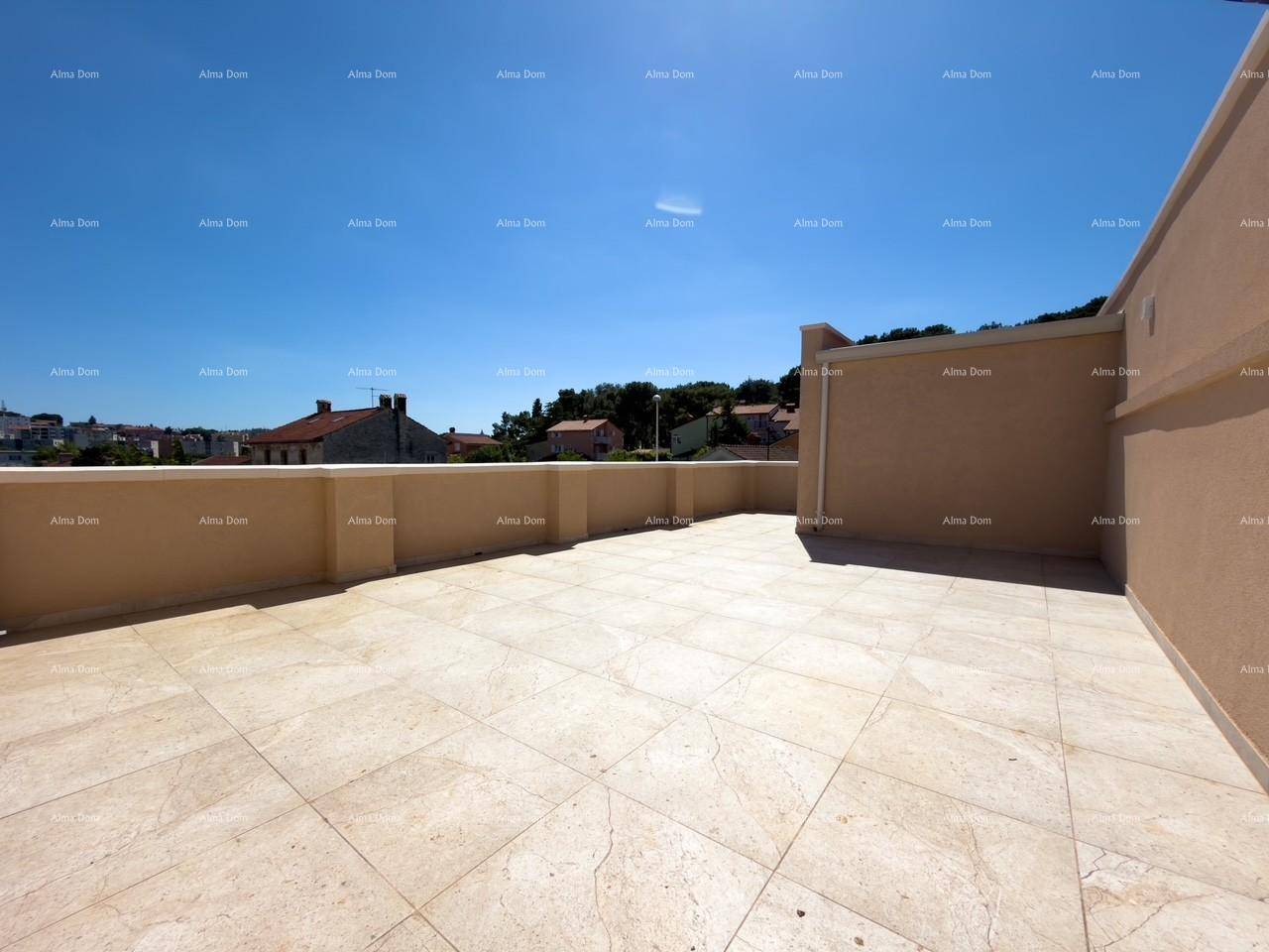 Weitläufige Dachterrasse mit hellen Fliesen und Blick über die umliegende Bebauung.