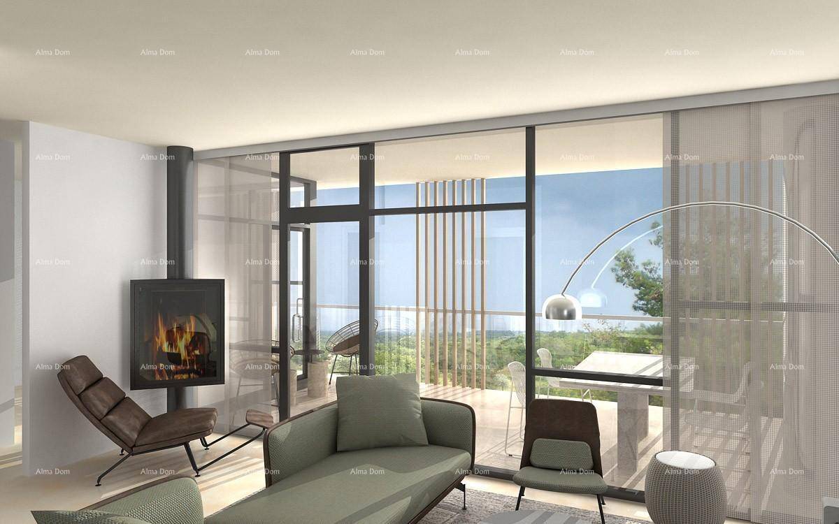 Helles Wohnzimmer mit modernem Kamin, großen Fenstern und Zugang zu einem Balkon.