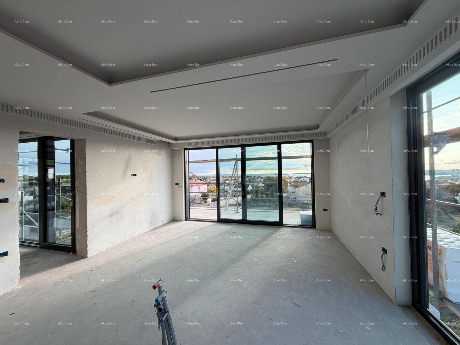 Geräumiger Innenraum im Rohbau mit großen Fensterfronten und viel Tageslicht.