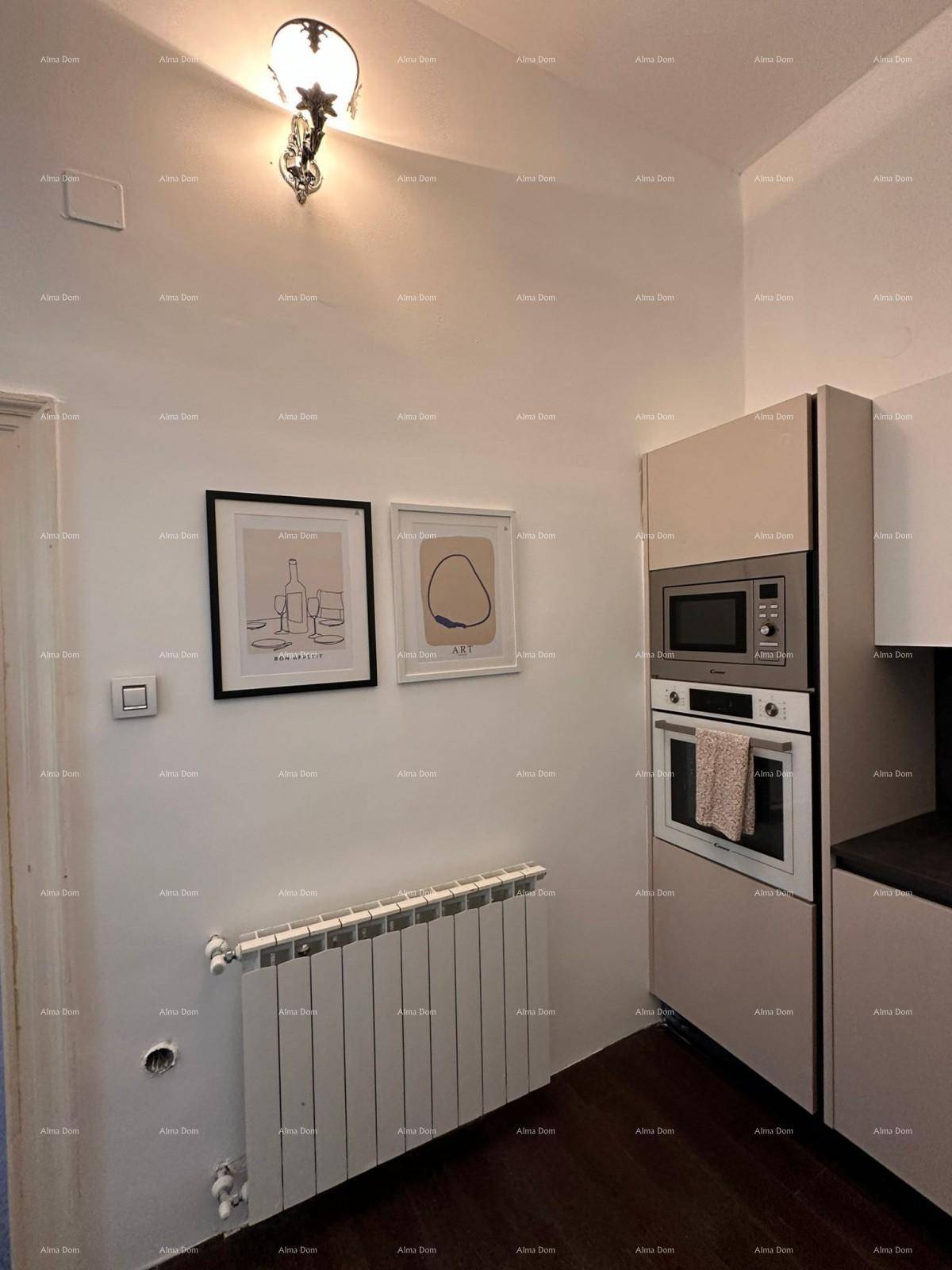 Detailansicht einer modernen Küche mit integrierten Geräten und einem Heizkörper an der Wand.