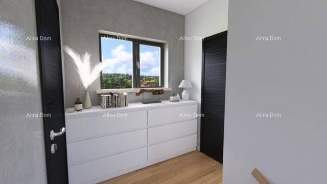 Schlafzimmer mit weißer Kommode, Fenster mit grüner Aussicht und dunklen Türen.