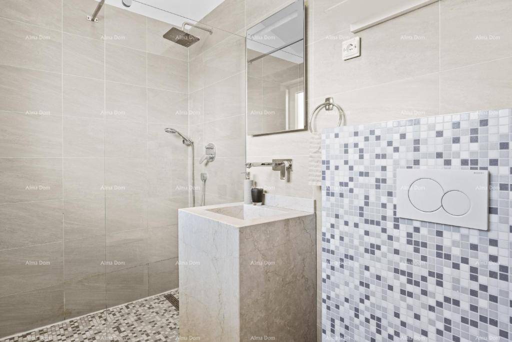 Elegantes Badezimmer mit begehbarer Dusche, modernem Waschbecken und Mosaikfliesen.