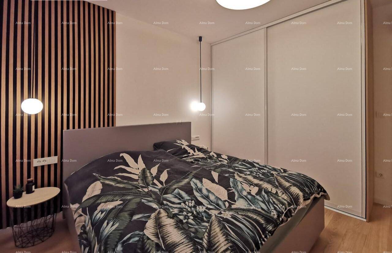 Schlafzimmer mit modernem Bett, tropischer Bettwäsche und großem Einbauschrank mit Schiebetüren.