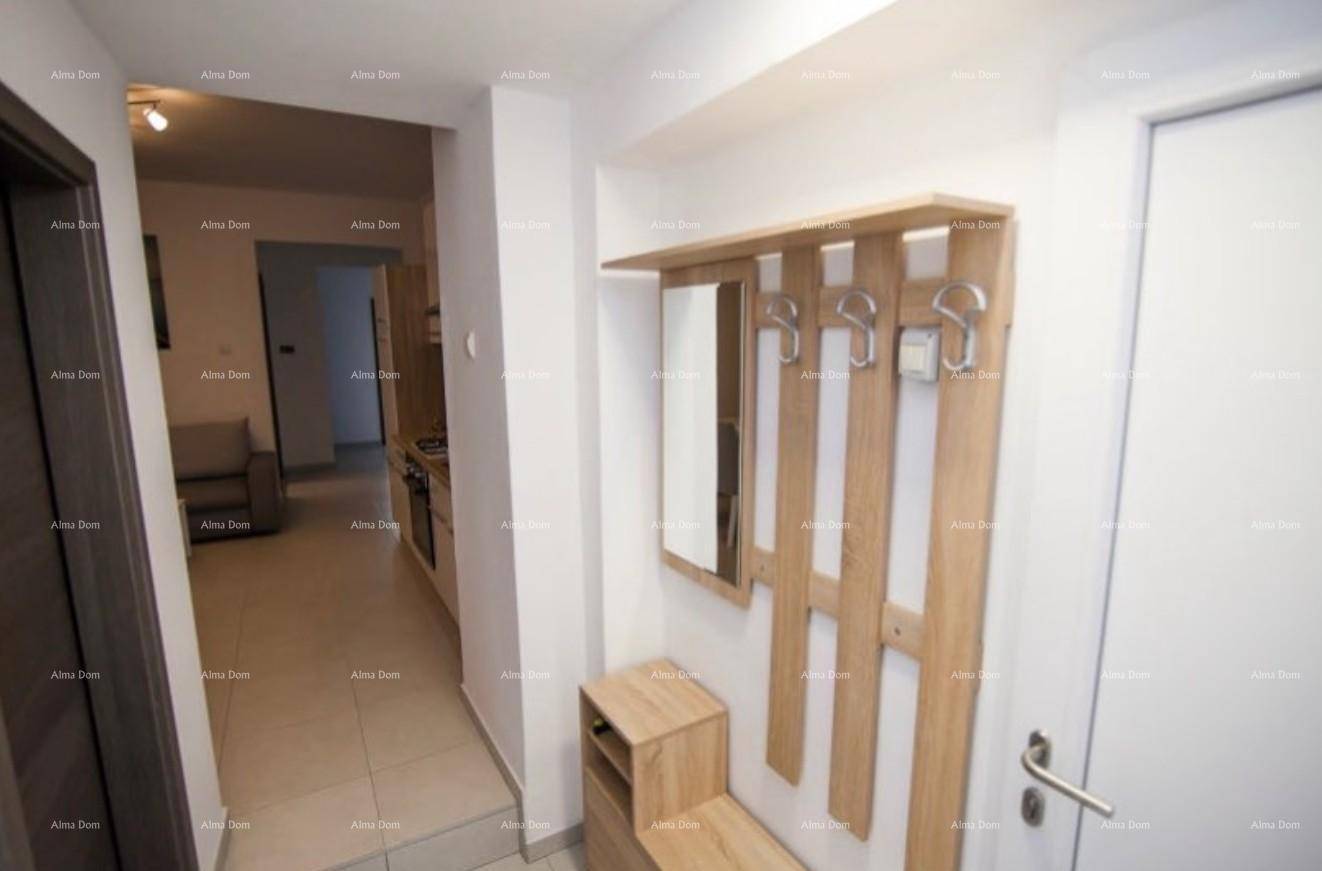 Heller Flur mit moderner Garderobe, Spiegel und Blick in den offenen Wohnbereich.