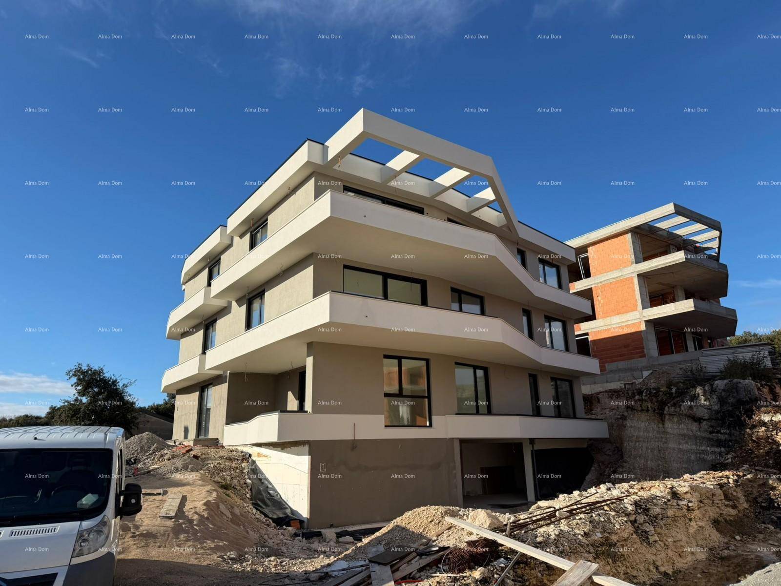 Neubau eines modernen Wohngebäudes mit geschwungenen Balkonen auf einer Baustelle.