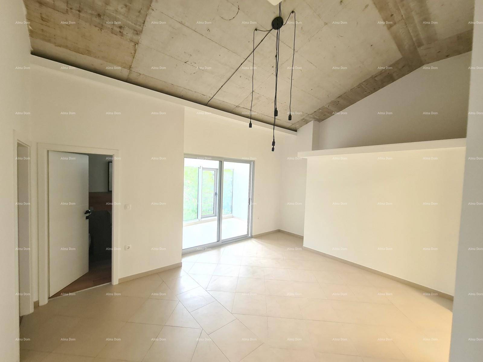 Geräumiger Wohnbereich mit hohen Betondecken, Fliesenboden und Zugang zu einem Balkon.