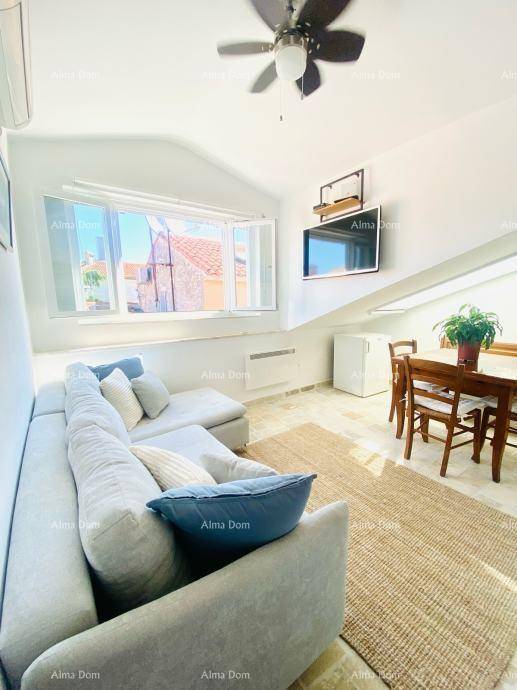 Heller Wohn-Essbereich mit Ecksofa, Deckenventilator und Klimaanlage, ideal für gesellige Stunden.