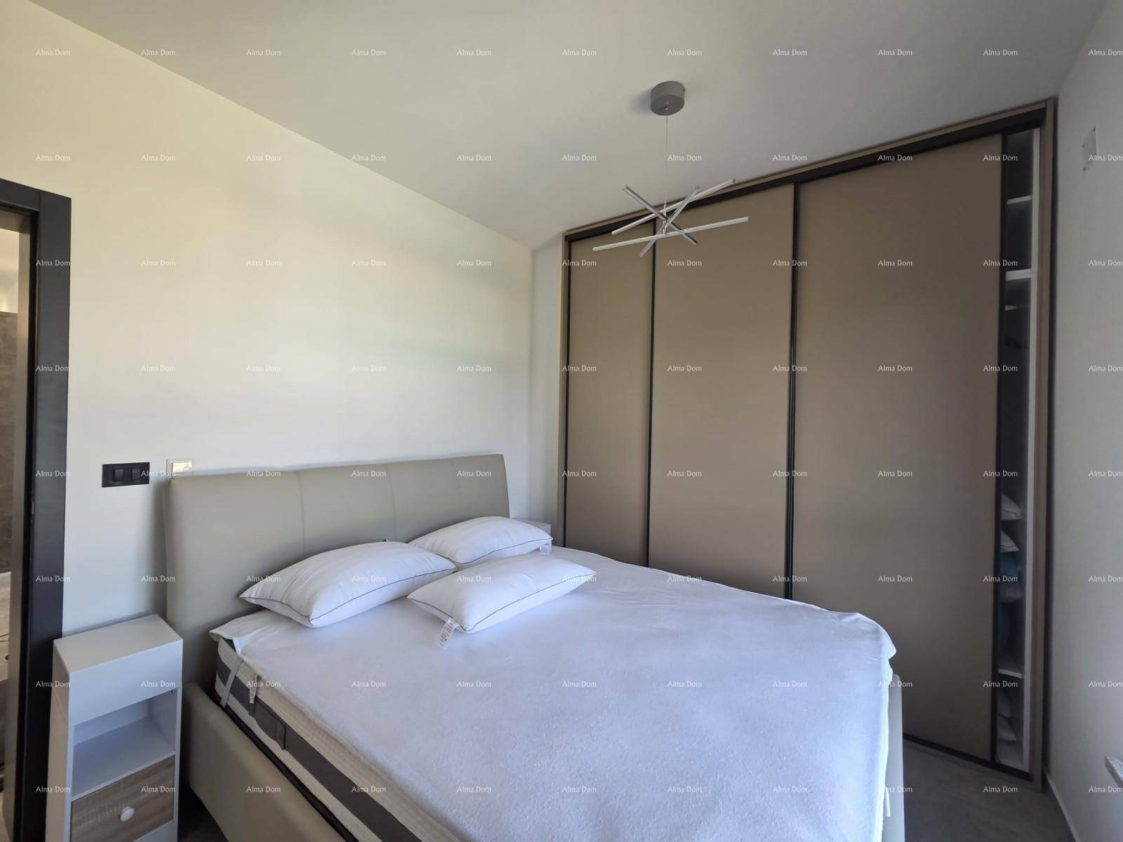 Schlafzimmer mit großem Doppelbett, integrierten Schränken und modernem Deckenlicht.