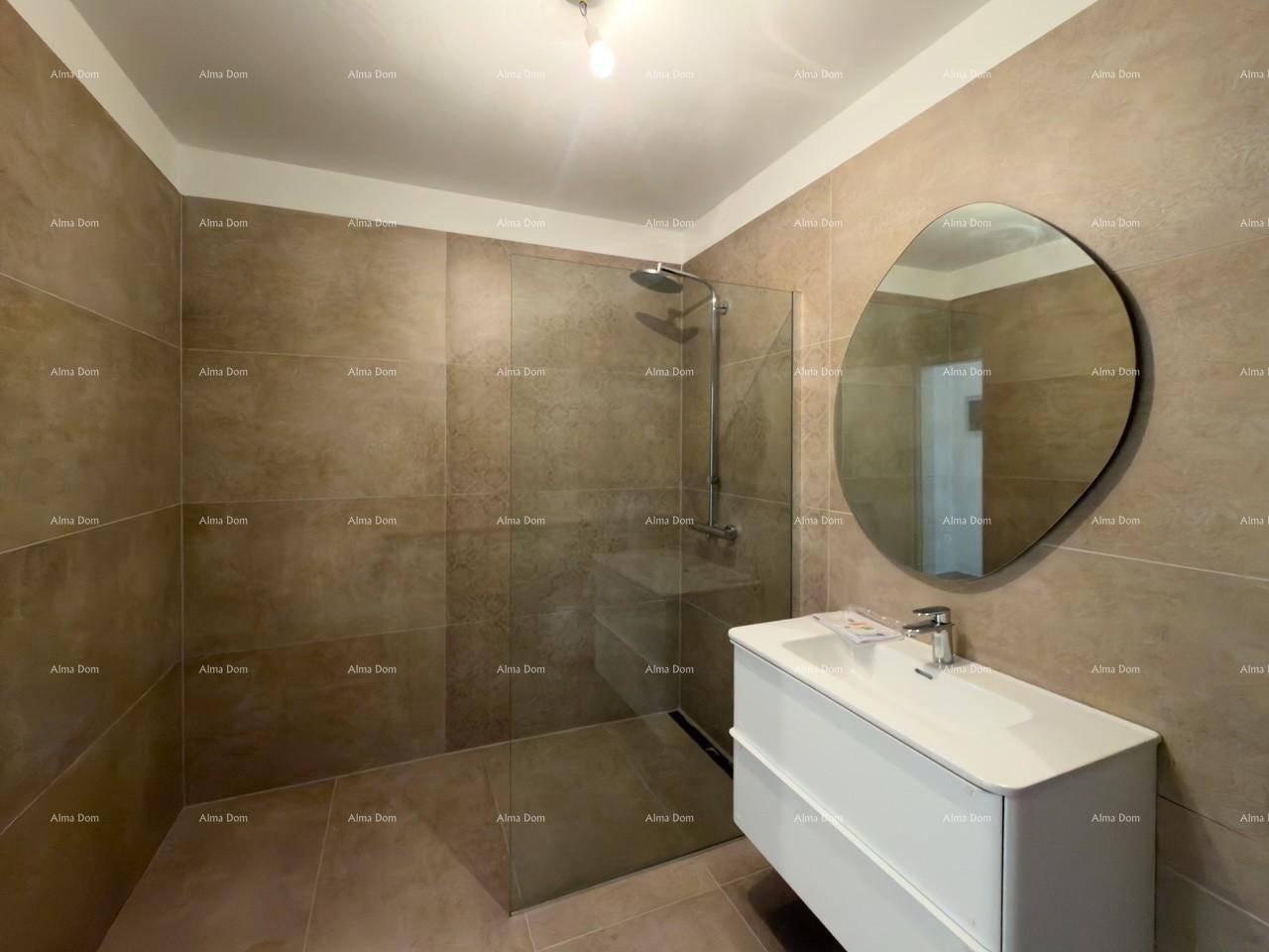 Elegantes Badezimmer mit großformatigen Fliesen, modernem Waschtisch und geräumiger Glasdusche.