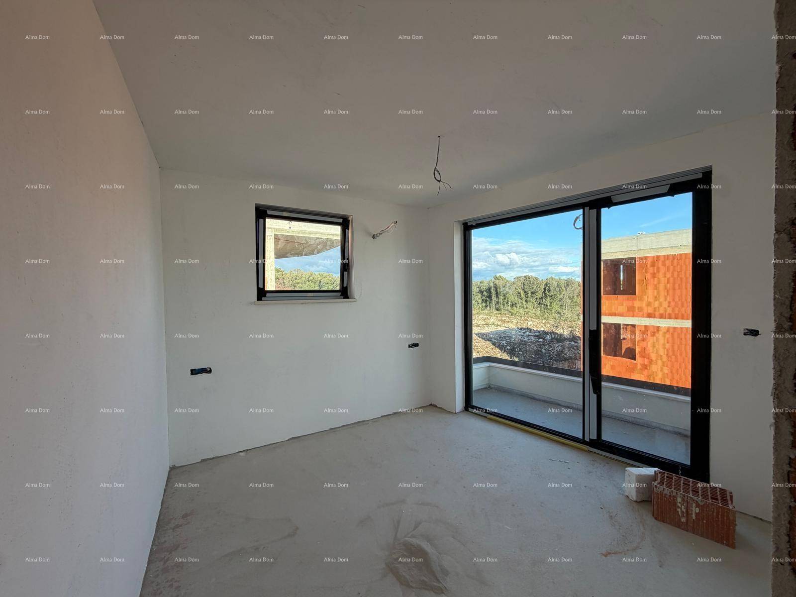Raum im Rohbau mit Fenster und Schiebetür, die Zugang zu einem Außenbereich bietet.