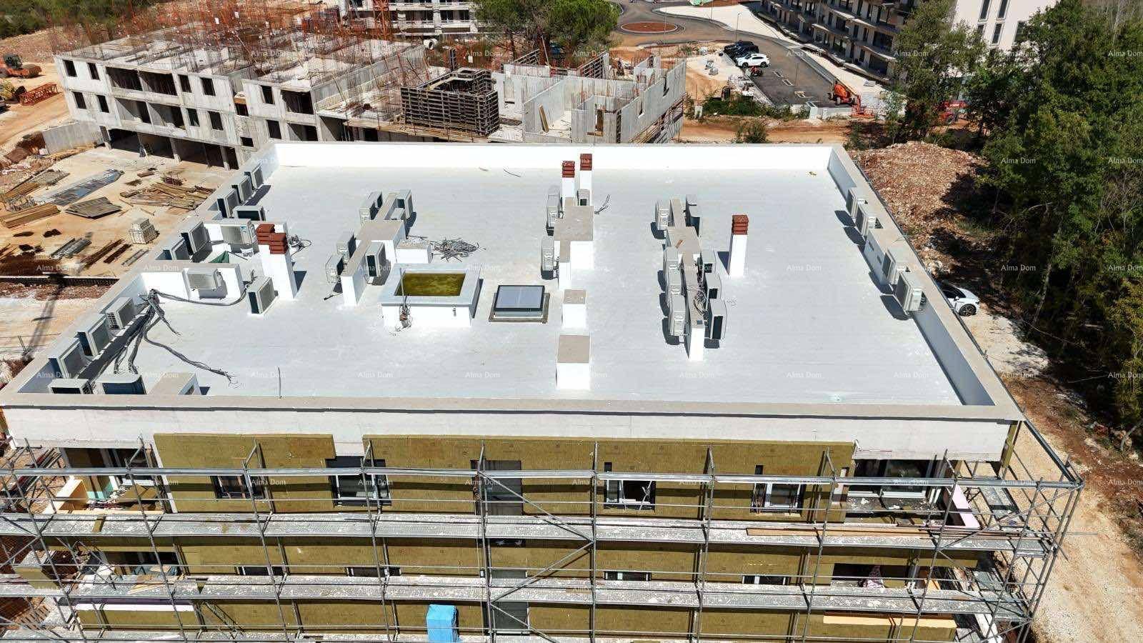 Detaillierte Luftaufnahme des Flachdachs eines im Bau befindlichen Gebäudes mit Lüftungsanlagen.