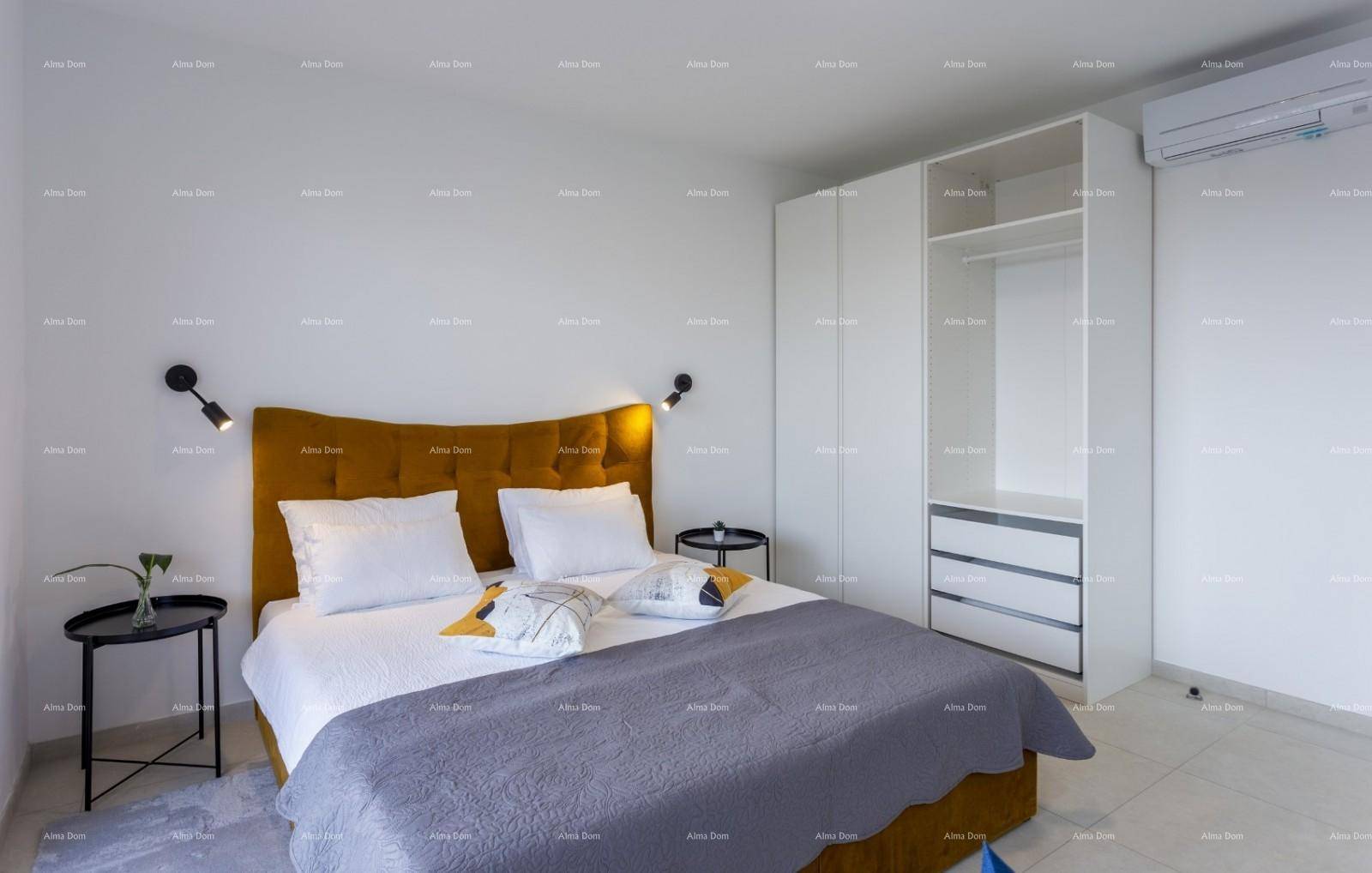 Modernes Schlafzimmer mit auffälligem gelbem Kopfteil, Einbauschrank und Klimaanlage.