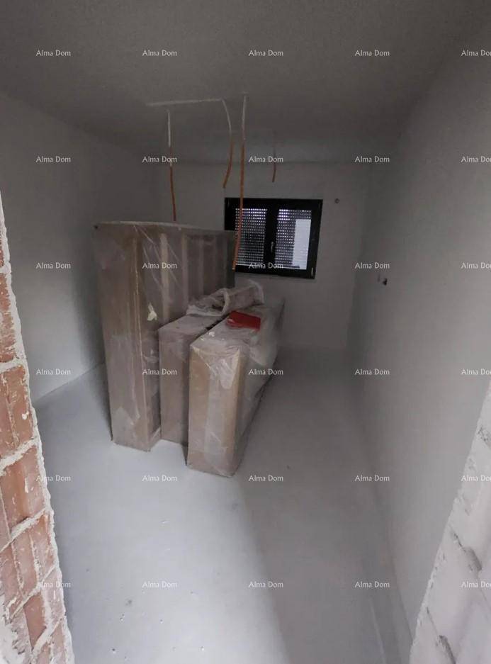 Unfertiges Zimmer mit Fenster und verpackten Möbeln, bereit für die Fertigstellung.