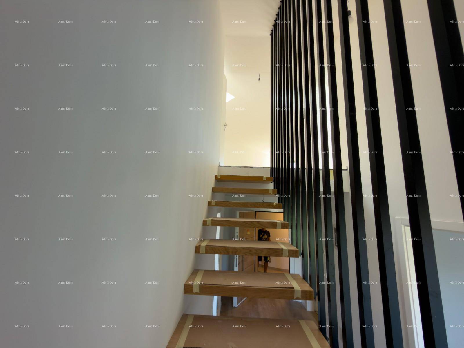 Blick auf die elegante schwebende Holztreppe mit minimalistischem Design und schwarzem Geländer.