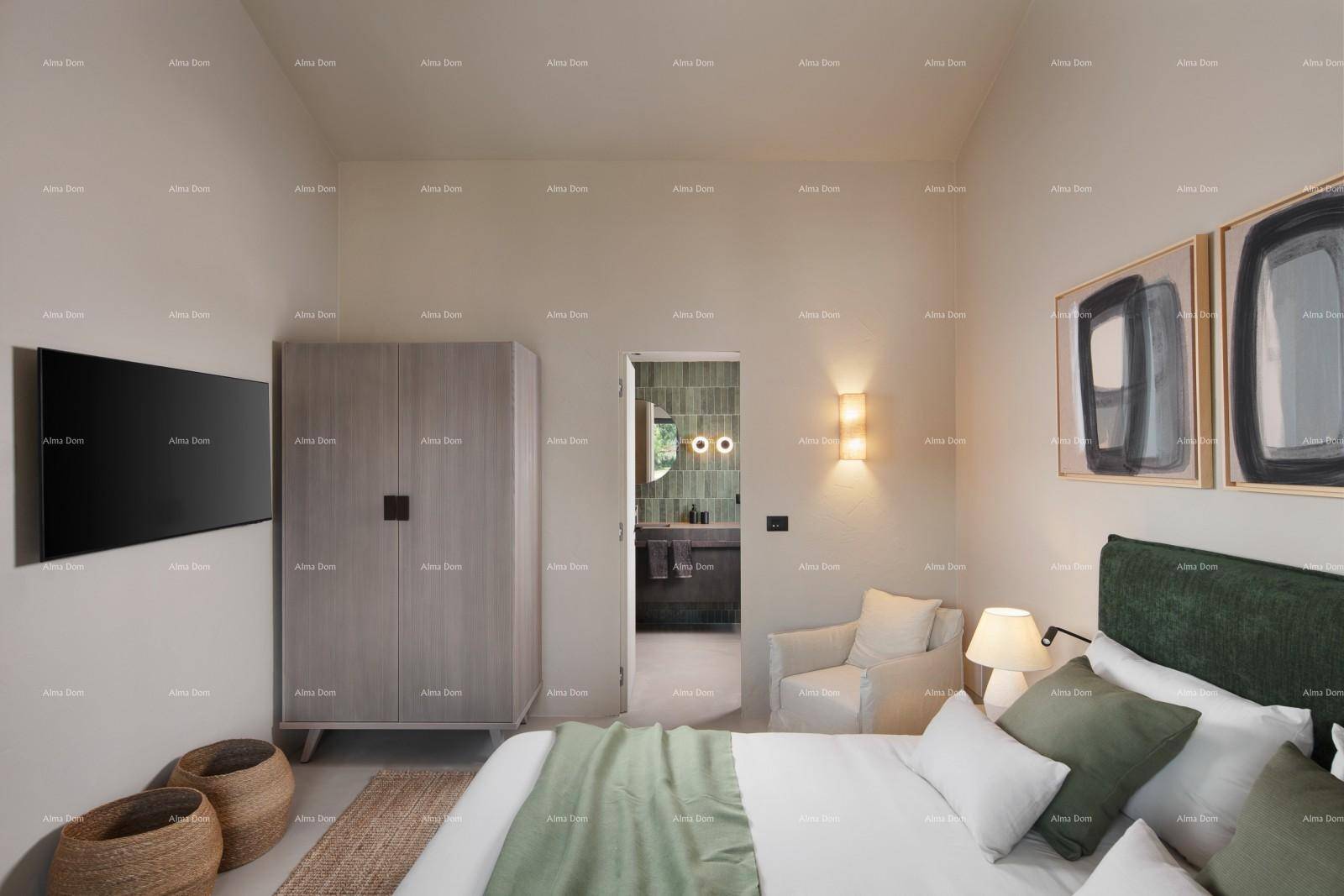 Geräumiges Schlafzimmer mit Doppelbett, Kleiderschrank und Zugang zum Badezimmer.