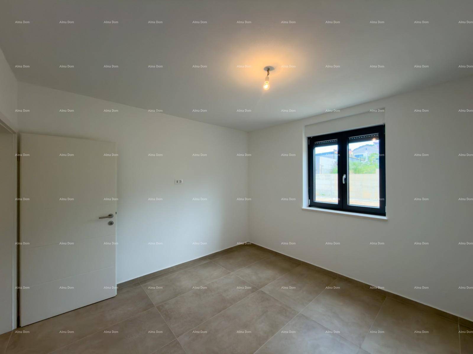 Helles Zimmer mit Fliesenboden, weiß gestrichenen Wänden und einem Fenster, das Tageslicht hereinlässt.