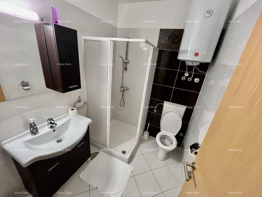 Modernes Badezimmer mit Duschkabine, WC und Waschbecken, gefliest in Weiß und Schwarz.