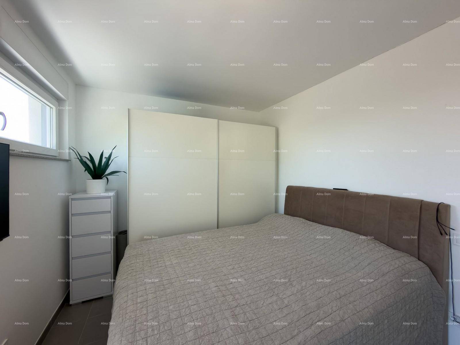 Modernes Schlafzimmer mit komfortablem Bett und geräumigem Kleiderschrank.