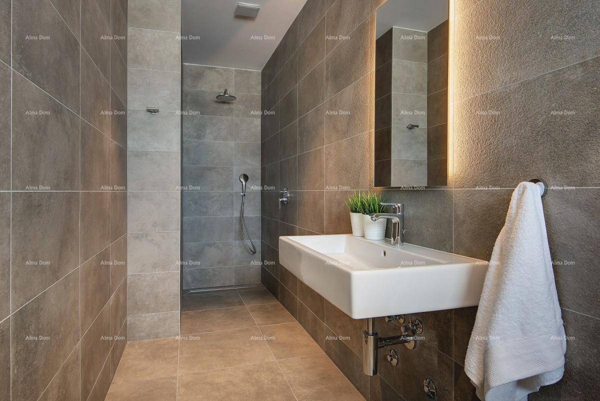 Modernes Badezimmer mit Dusche, Wandwaschbecken und grauen Fliesen.
