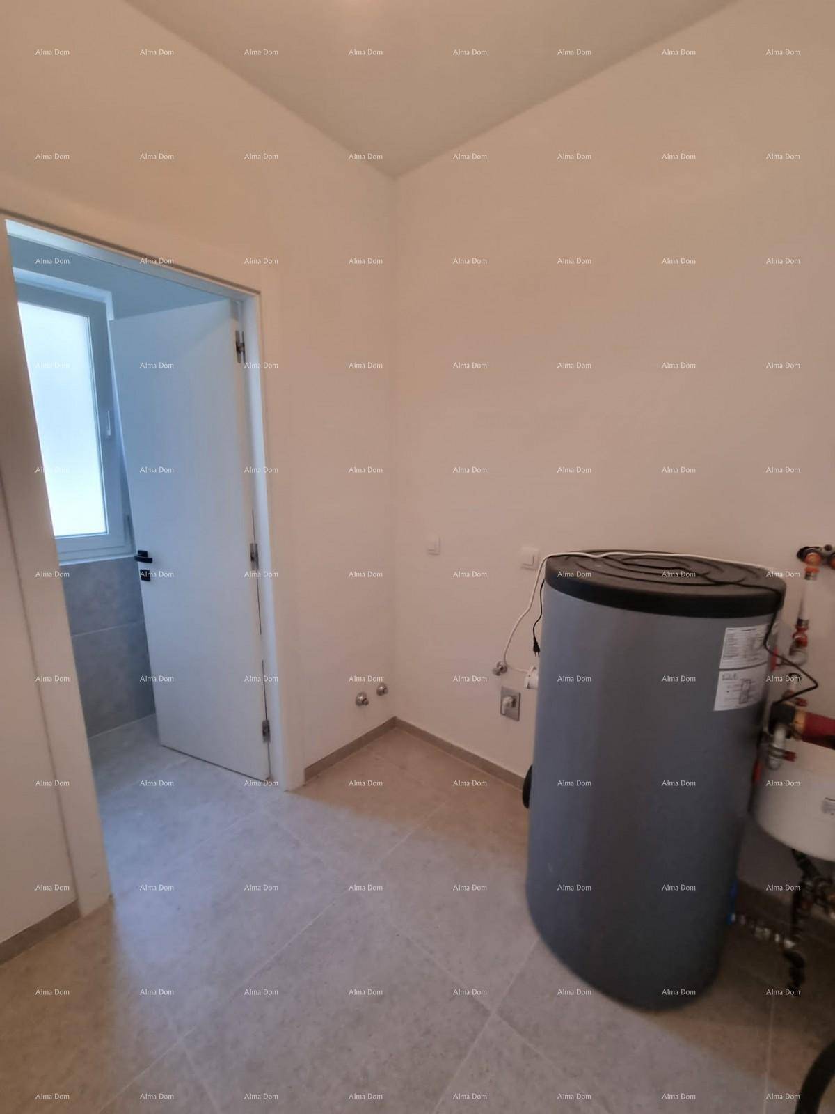 Hauswirtschaftsraum mit Warmwasserspeicher und Anschlussmöglichkeiten.