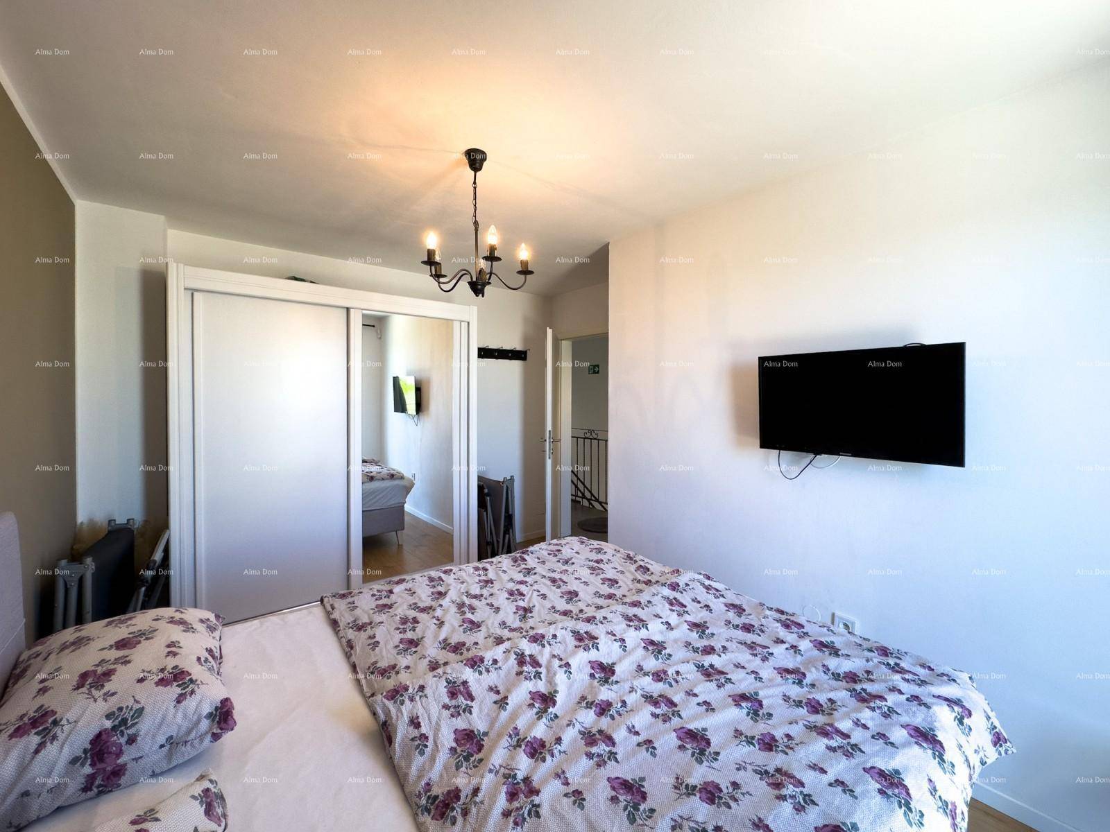 Schlafzimmer mit Doppelbett, Spiegelschrank und hellem Holzboden.